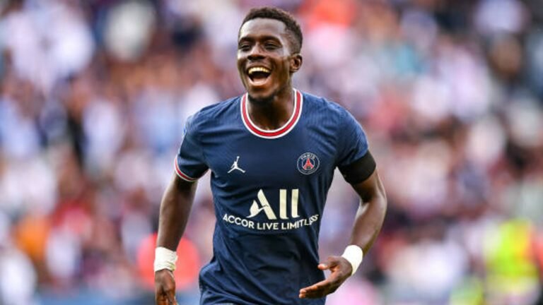 PSG acerta saída de volante para clube da Premier League