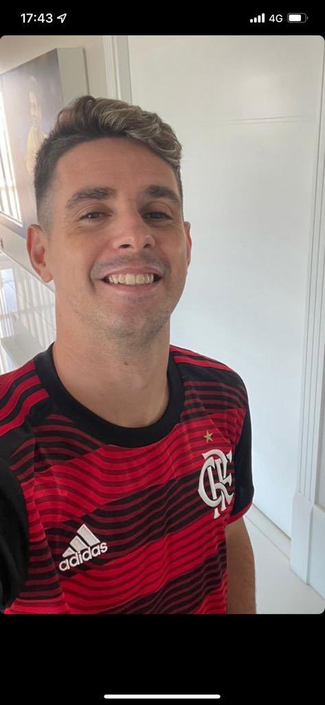 Oscar tem foto vazada vestindo a camisa do Flamengo