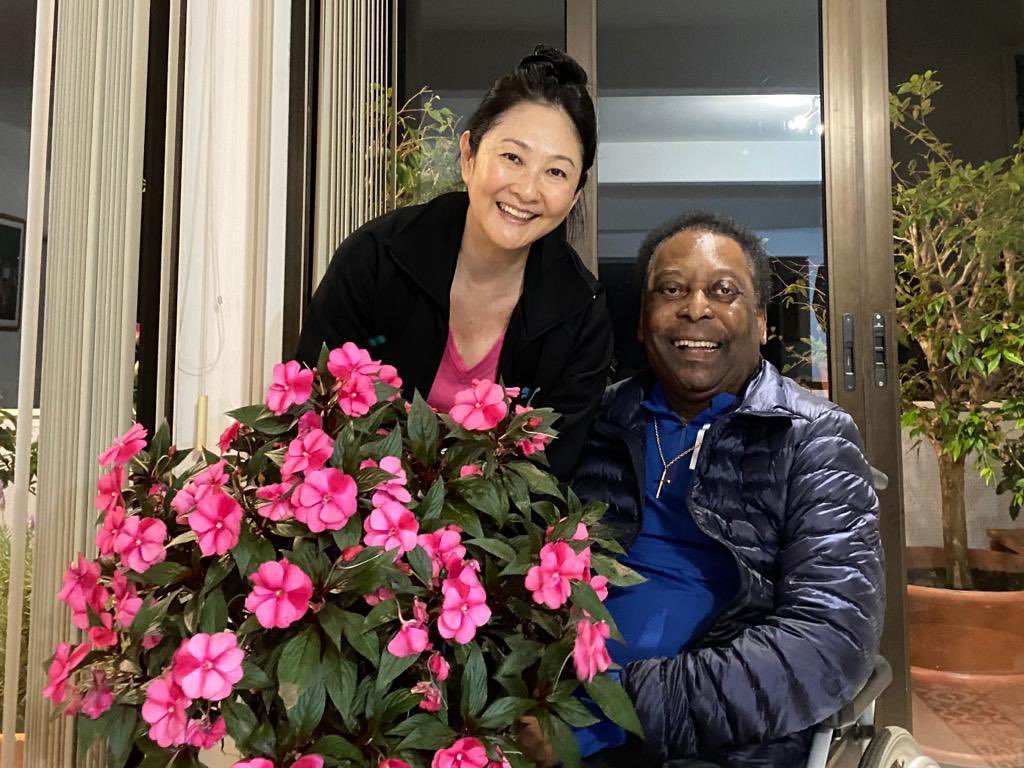 Pelé posta foto com esposa e desmente boatos sobre estado de saúde: “Estou vencendo esta partida”