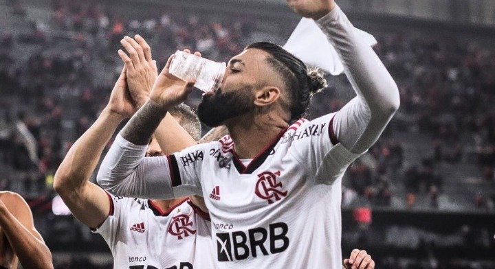 Gabigol provoca torcedor do Athletico: “Obrigado pela cerveja”