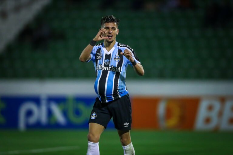 Grêmio inicia conversas com Fluminense para manter Gabriel Teixeira