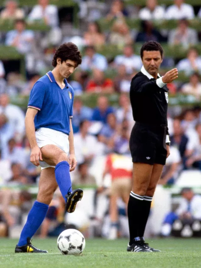 76507769_11-7-1982-world-cup-final-1982-italy-v-west-germany-paolo-rossi-kicks-off-the-1982-worl_editada