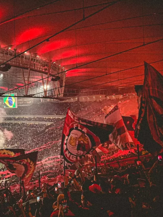 bandeiras-torcida-flamengo-fumaca