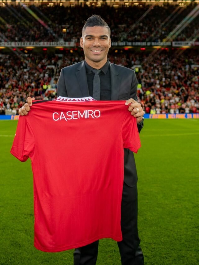 casemiro-e-apresentado-a-torcida-do-manchester-united-antes-de-jogo-contra-o-liverpool-pelo-campeonato-ingles-1661195494325_v2_3x4