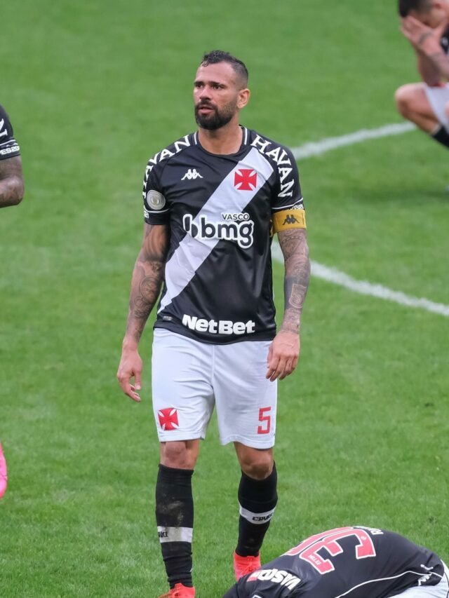 jogadores-do-vasco-desabam-apos-empate-com-corinthians-apenas-milagre-salva-de-queda-para-serie-b-1613942208647_v2_3x4