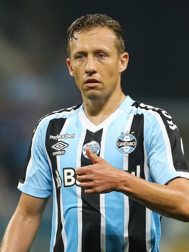 lucas-leiva-reestreou-pelo-gremio-no-jogo-contra-a-ponte-preta-valido-pela-serie-b-1658610371404_v2_3x4