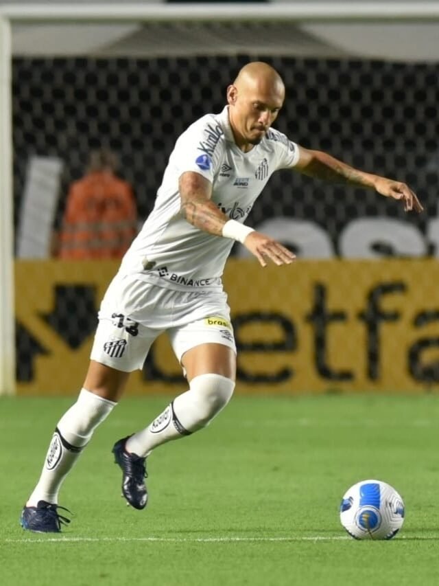 maicon-em-acao-pelo-santos-na-partida-diante-do-u-catolica-equ-1649891387920_v2_1x1