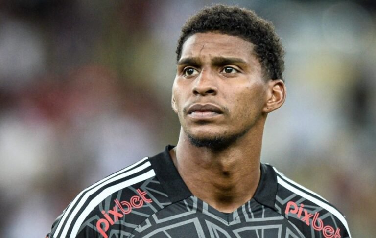 Flamengo está próximo de emprestar Hugo Souza para clube português