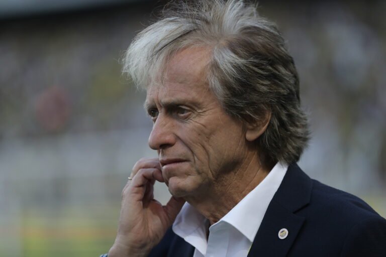 Jorge Jesus: ‘Em Portugal podia jogar com 11 brasileiros. Aqui tenho de me adaptar’