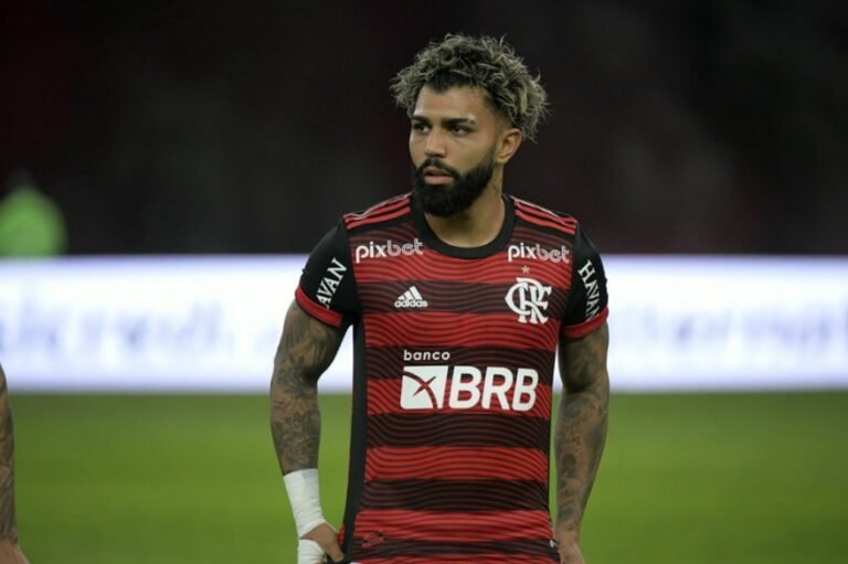 Gabi brinca após fazer gol do Flamengo