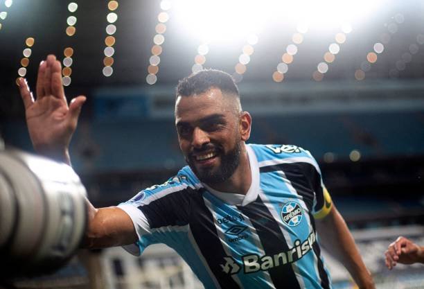 Maicon revela motivo de sua saída do Grêmio: “Me mandaram embora”