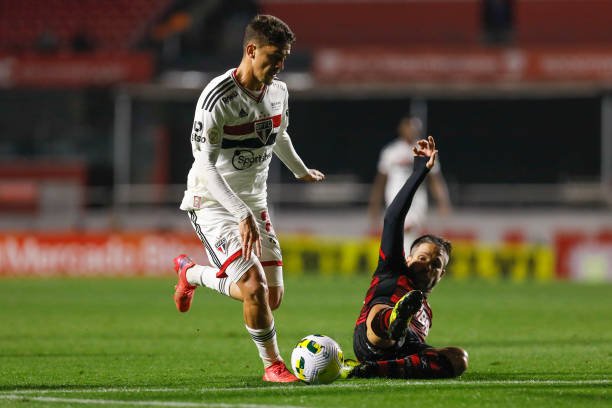 Clube da Premier League se interessa e pode fazer proposta por joia do São Paulo