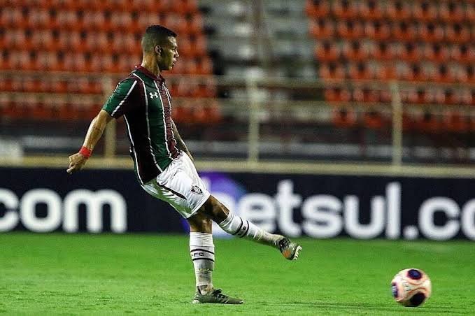 Inter estuda contratação de lateral do Fluminense