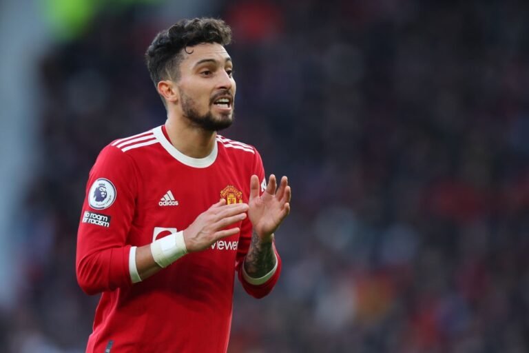 Alex Telles não deve permanecer no Manchester United; clube espanhol demonstra interesse