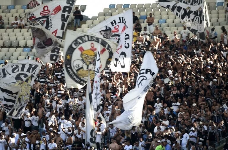 Torcida do Corinthians esgota ingressos para confronta contra o Flamengo no Maracanã