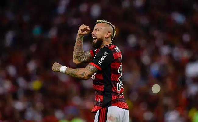 Vidal, do Flamengo, se oferece ao Colo-Colo, do Chile, em live: ‘Que venha me tirar logo daqui’
