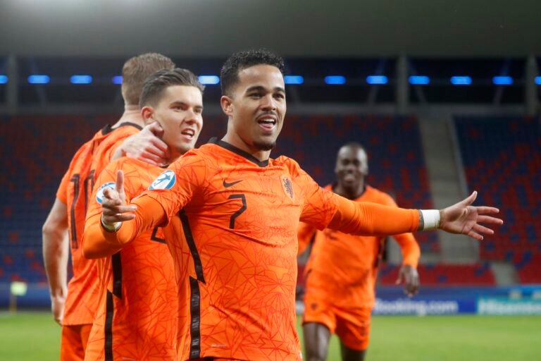 Valencia de aproxima da contratação de Kluivert