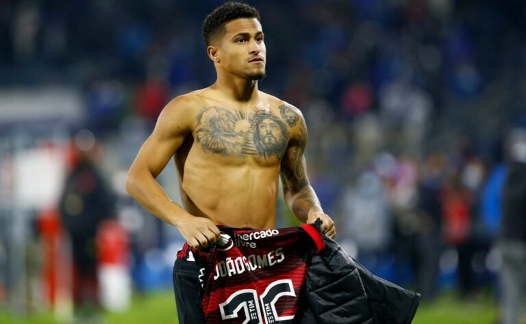 Flamengo oferece salário cinco vezes maior e renova com João Gomes até 2027