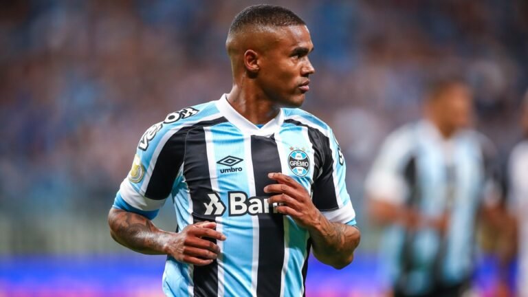 Douglas Costa diz que não há conversas para retornar ao Grêmio