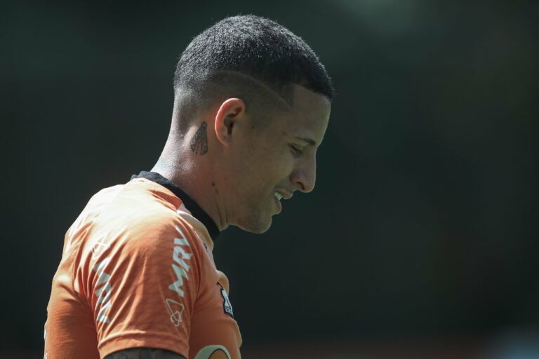 Guilherme Arana comenta sobre ansiedade por retorno aos gramados