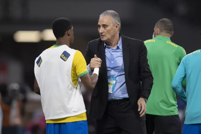 Tite evita polêmica e comenta fala de Abel Ferreira sobre Danilo
