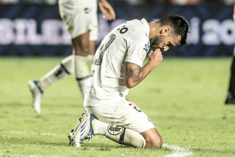 Camacho admite incômodo, mas acredita em classificação do Santos à Libertadores
