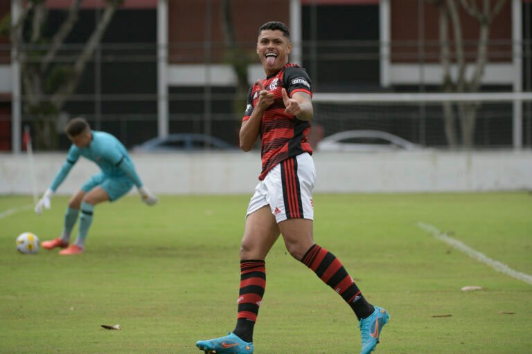 Novidade contra Fortaleza, Mateusão tem ótimos números na base do Flamengo