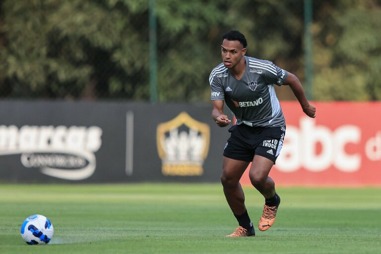 Por problemas disciplinares, Neto é afastado e passa a treinar com o sub-20 do Atlético Mineiro
