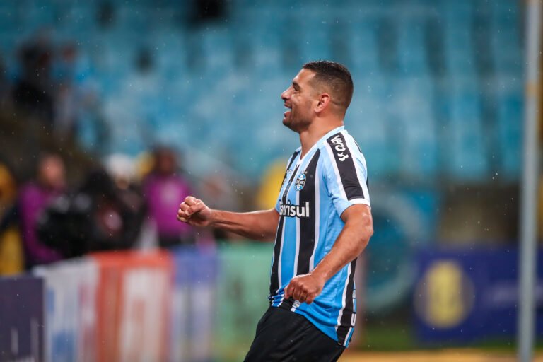 Diego Souza revela que sofre com dores e joga no sacrifício: “Estou esperando a gente subir para fazer a cirurgia”