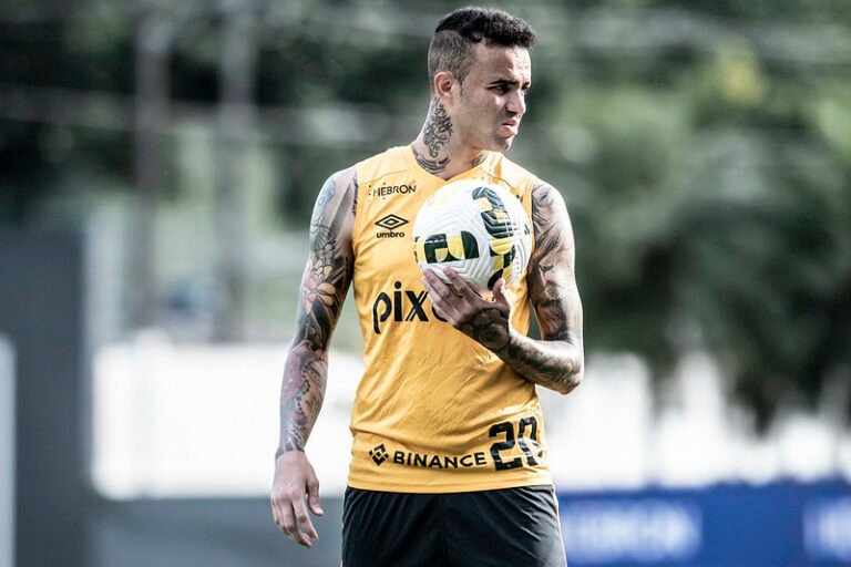 Depois de justificar atraso na reapresentação, Luan retorna e pode ser titular contra o Palmeiras