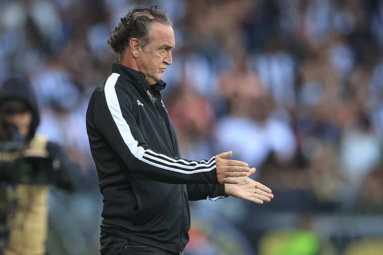 Cuca exige mais investimento em contratações para permanecer no Atlético-MG