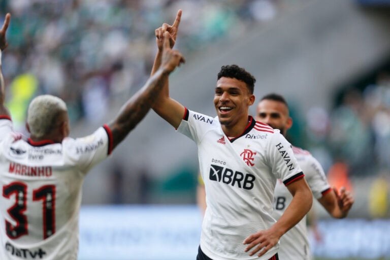 Victor Hugo é apontado como maior promessa do futebol brasileiro