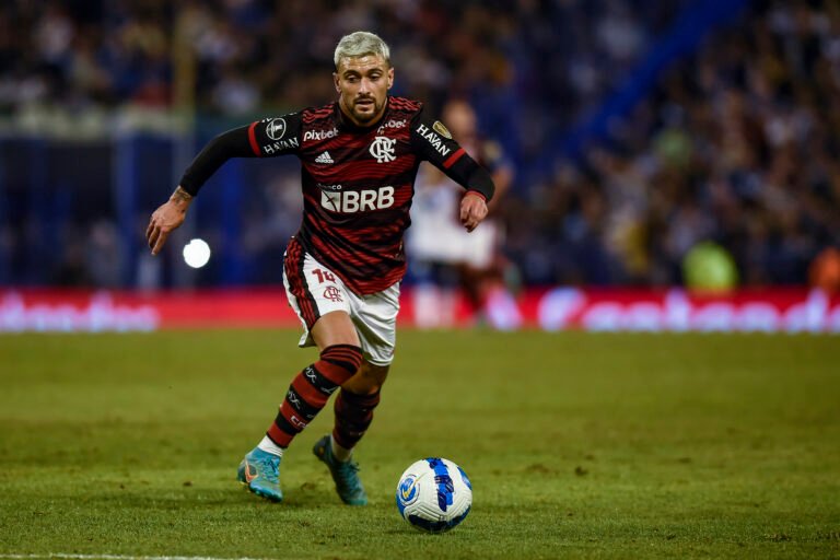 Com dores no pé direito, Arrascaeta será reavaliado no Flamengo