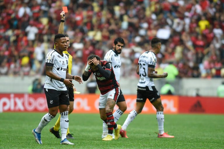 Gabigol é o jogador com mais expulsões no Brasil desde que chegou ao Flamengo
