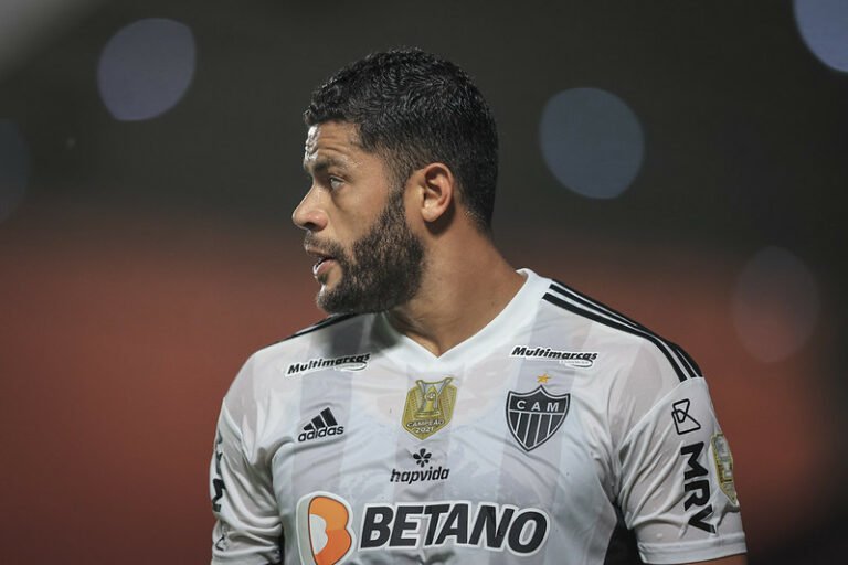 Hulk desencanta, marca gol da vitória e deixa o campo com dores