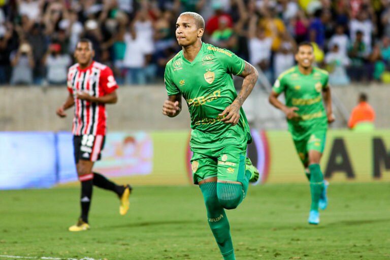 Deyverson provoca e relembra gol decisivo contra o Flamengo: “Fiz dois gols de títulos”