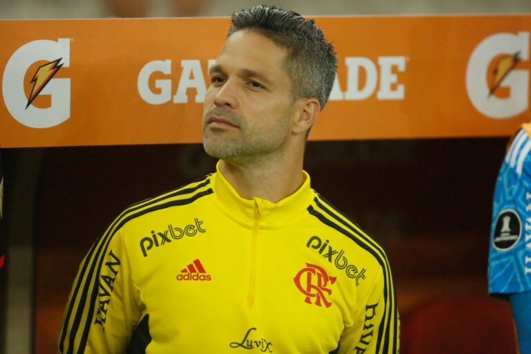 Diego faz última partida de Libertadores pelo Flamengo no Maracanã