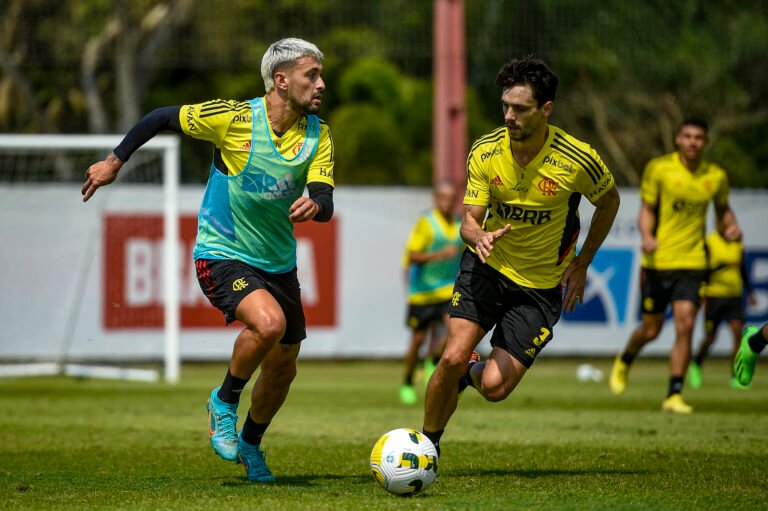 Rodrigo Caio treina com elenco do Flamengo e fica próximo de retorno