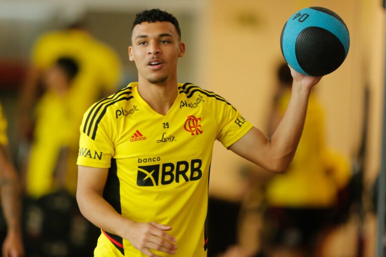 Victor Hugo deve ganhar nova função com Dorival no Flamengo