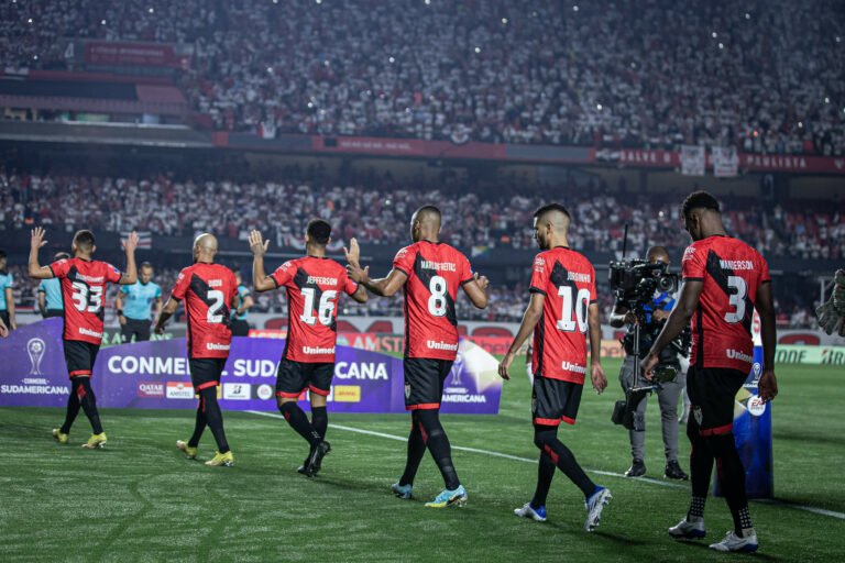 Torcedores protestam no CT do Atlético Goianiense