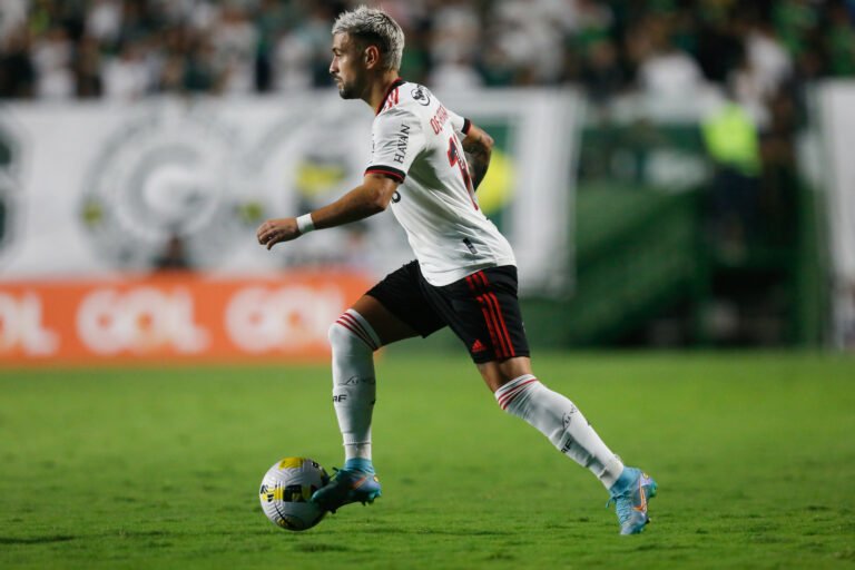 Arrascaeta faz tratamento para dores no púbis e vira preocupação no Flamengo