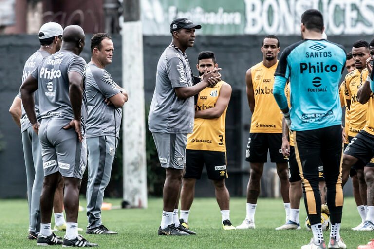Em seu primeiro treino com elenco completo, Orlando Ribeiro ganha ‘reforços’ para enfrentar o Palmeiras