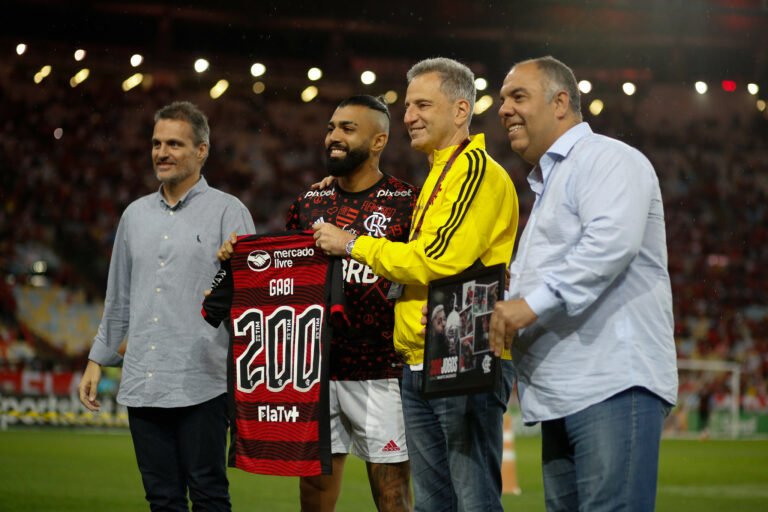 Gabigol completa 200 jogos pelo Flamengo e recebe homenagem do clube