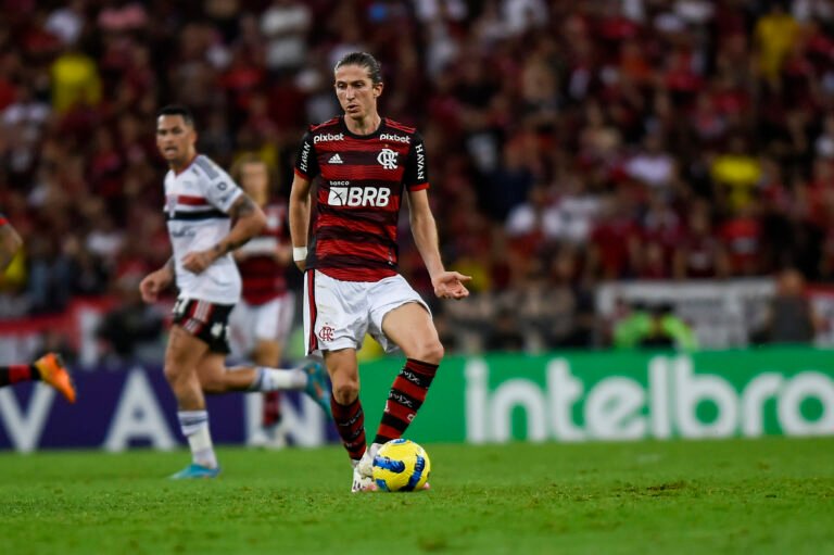 Filipe Luís destaca classificação e evita comentar sobre renovação