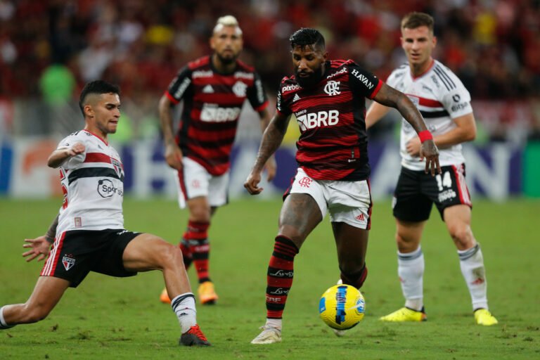 Flamengo tenta retomar conversas para renovar com Rodinei