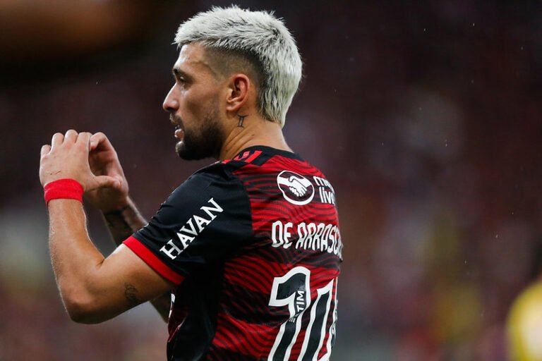 Arrascaeta tem lesão confirmada e jogará no ‘sacrifício’ até o fim da temporada