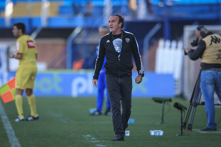 Cuca garante cobrança interna aos jogadores e fala sobre Galo SAF e possível demissão