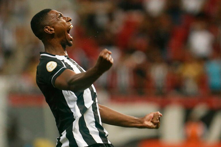 Kanu, do Botafogo, tem sondagens de outros clubes; Corinthians ainda monitora