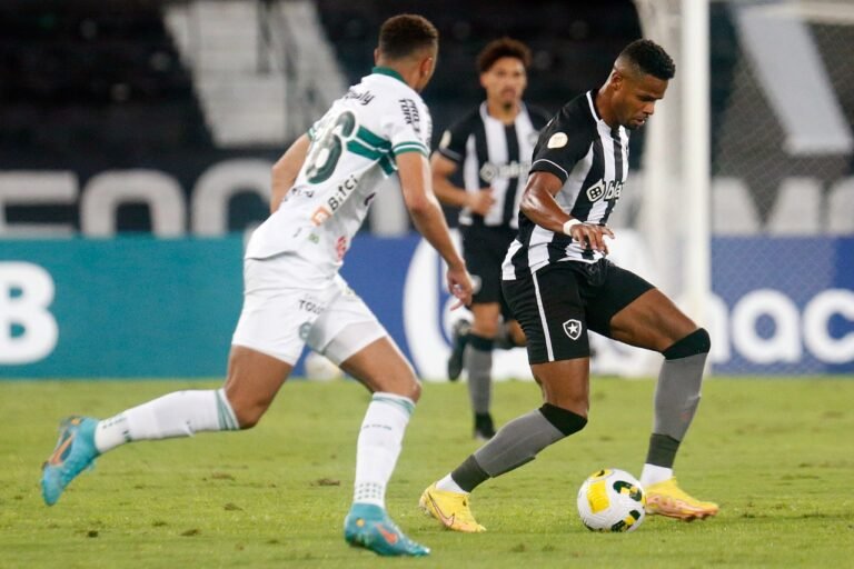 Com vitória sobre o Coritiba, chance de rebaixamento do Botafogo diminui