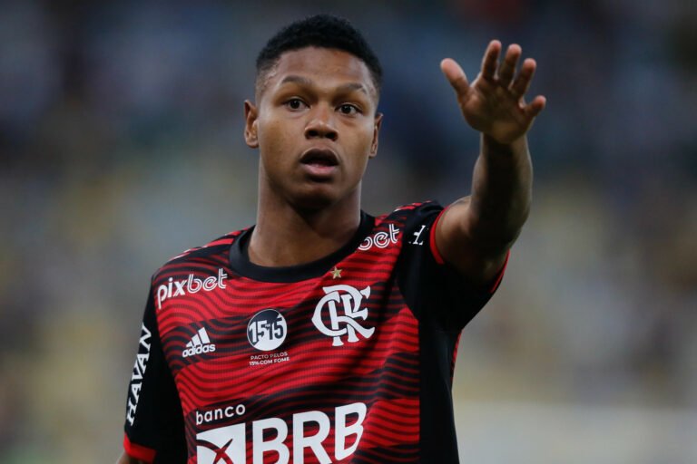 Matheus França pode ganhar chance como titular contra o Fortaleza